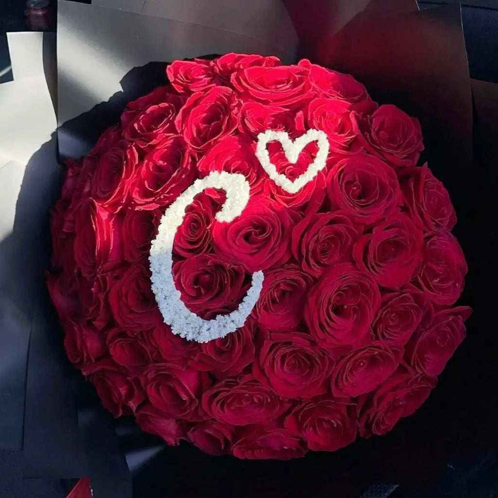 Bouquet de roses fraîches avec lettre en gypsophile, livraison express LUXURY FLOWERS