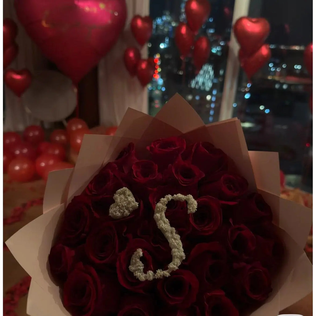 Bouquet de roses fraîches avec lettre en gypsophile, livraison express LUXURY FLOWERS